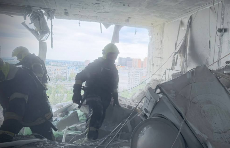 Внаслідок вибуху на 12-му поверсі житлового будинку в Одесі було знищено квартиру, в результаті чого постраждали четверо людей.