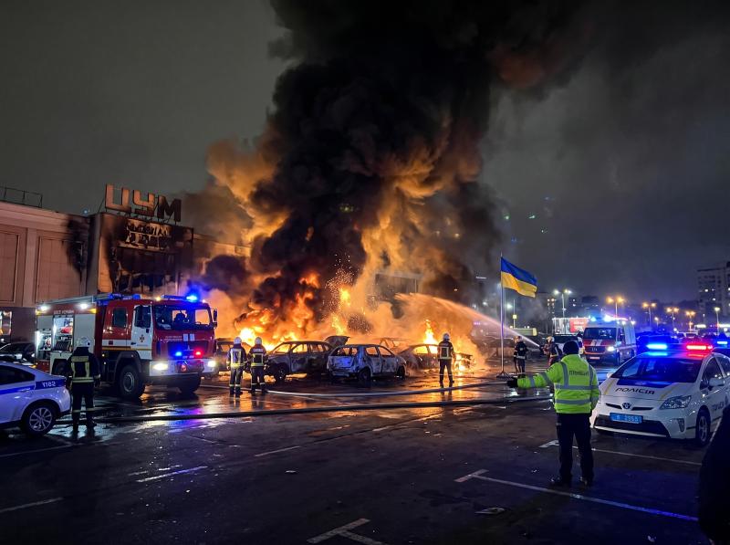 У Дніпрі безпілотник вдарив неподалік від міської ради, спричинивши загоряння даху бізнес-центру.
