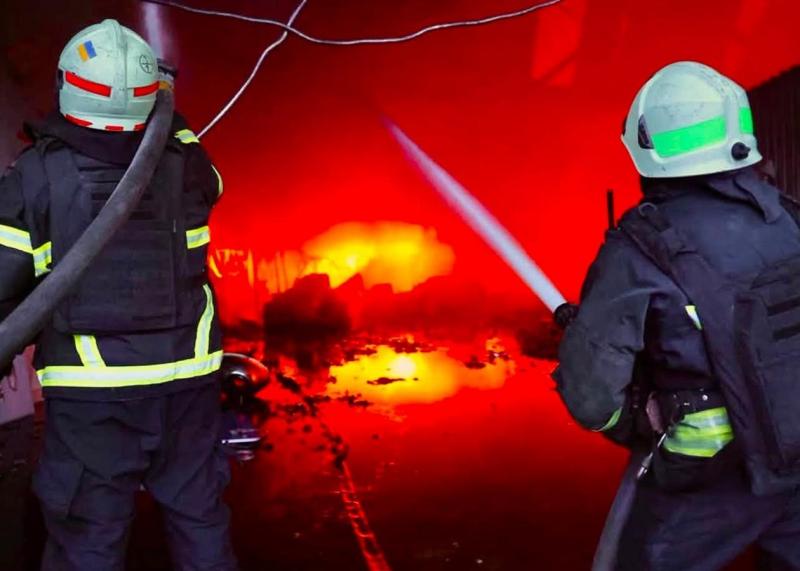 Російські війська вдарили по промисловому заводу в Дніпрі.