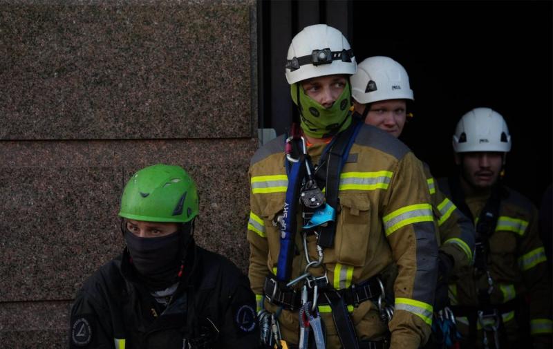 Вранці в Запоріжжі російські війська здійснили обстріл п'ятиповерхового житлового будинку, і під уламками можуть знаходитися люди.
