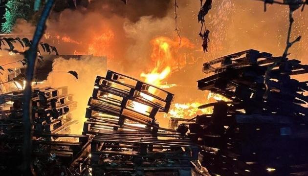 У Дніпрі через атаки ворожих дронів спалахнули автомобілі комунального підприємства.