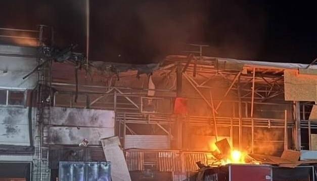 У Дніпропетровській області противник з вечора завдав удару по п'яти районам, внаслідок чого постраждали складські приміщення та інфраструктурні об'єкти.