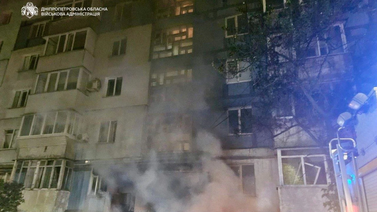 Внаслідок нічних обстрілів російських військ у Дніпрі зафіксовано двох постраждалих, а також спалахнули склади та автомобілі, повідомляє ОВА.