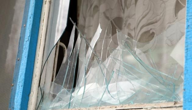 Ще один напад на Дніпро: вікна та балкони багатоквартирного будинку пошкоджені, автомобілі отримали серйозні ушкодження.