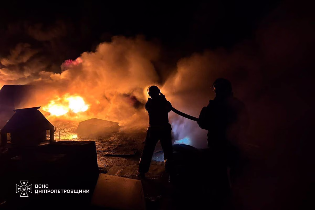 Більше 10 ракетних ударів за ніч: у Дніпропетровській області після обстрілів з боку Росії виникли численні пожежі | Основні новини України