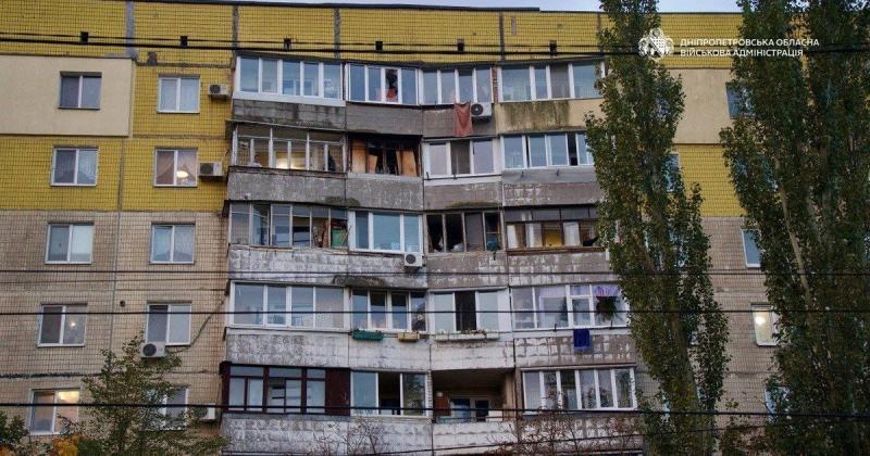 Російські війська завдали удару по Дніпру: постраждав 64-річний чоловік, зруйновані житлові будинки та інфраструктура. ФОТОрепортаж.