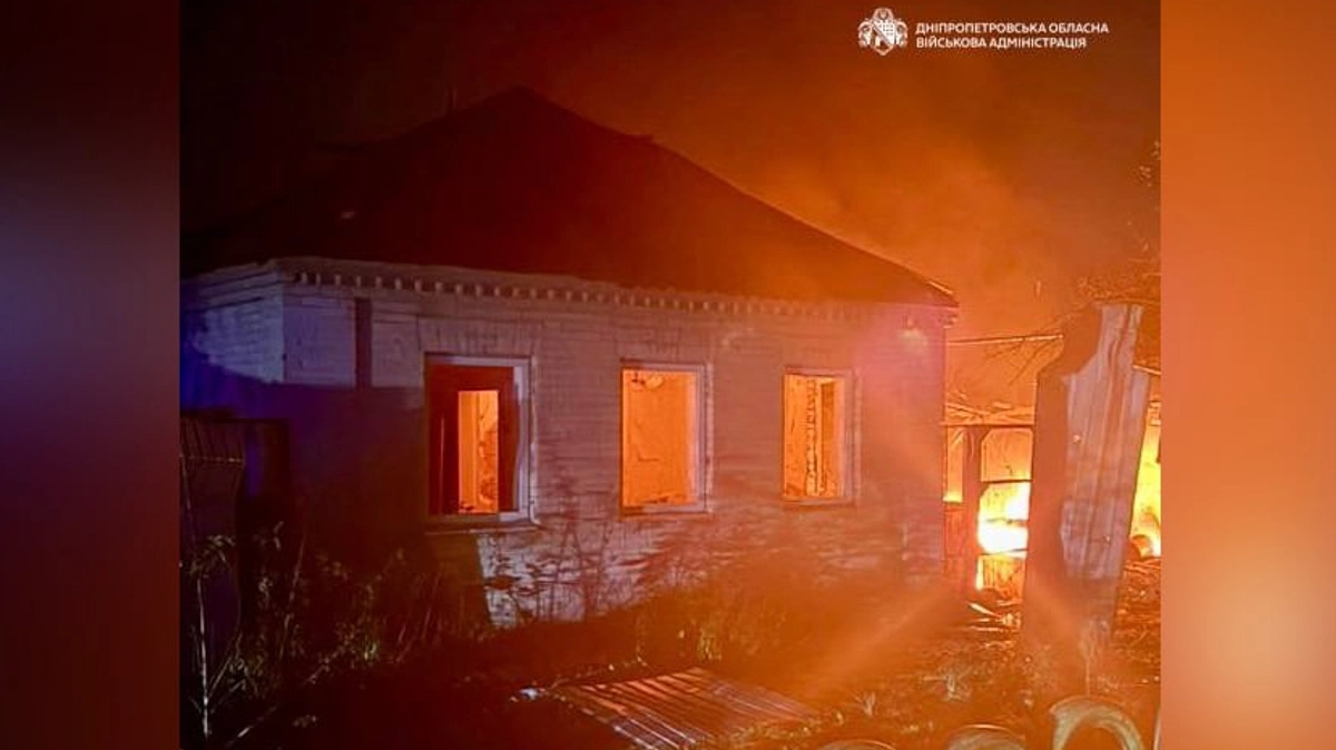 Російські військові здійснили ранкову атаку на Дніпропетровську область, внаслідок якої загинули двоє людей, повідомила обласна військова адміністрація.