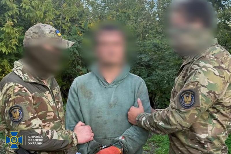 Служба безпеки України затримала агента РФ, якому російські спецслужби доставляли вибухові пристрої за допомогою дронів для організації терактів у Харкові.