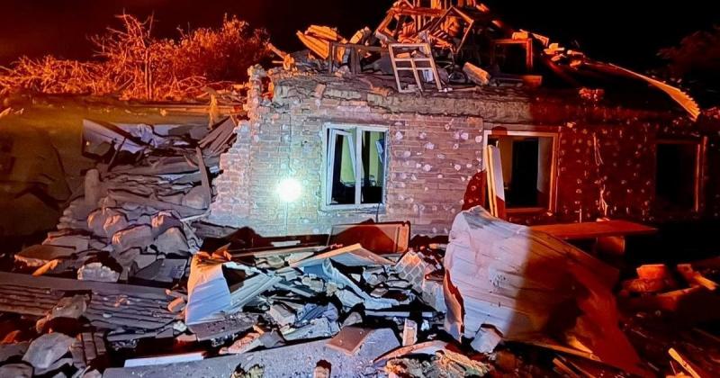 Російські війська завдали удару по Дніпру: зруйновані будівлі, під завалами можуть залишатися люди.