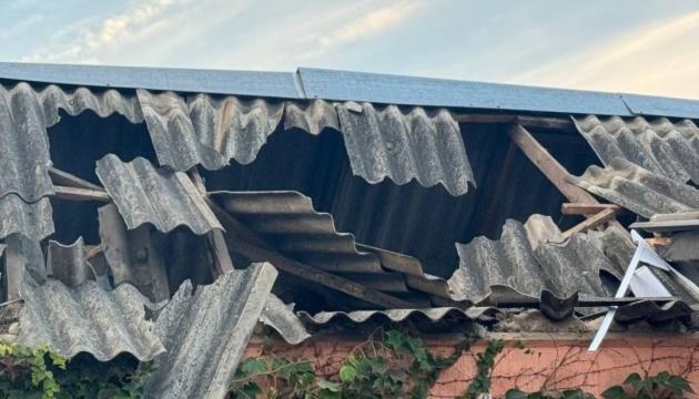 З вечора противник здійснив понад десять нападів на Дніпропетровщину, внаслідок чого були пошкоджені житлові будівлі, а також виникла пожежа.