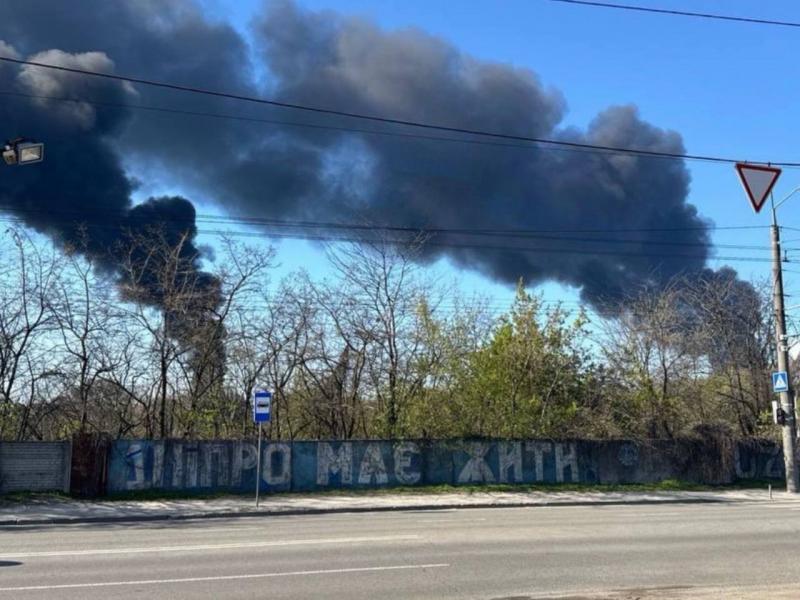 Ранкові події в Дніпрі: після низки вибухів спалахнула потужна пожежа, є постраждалі.