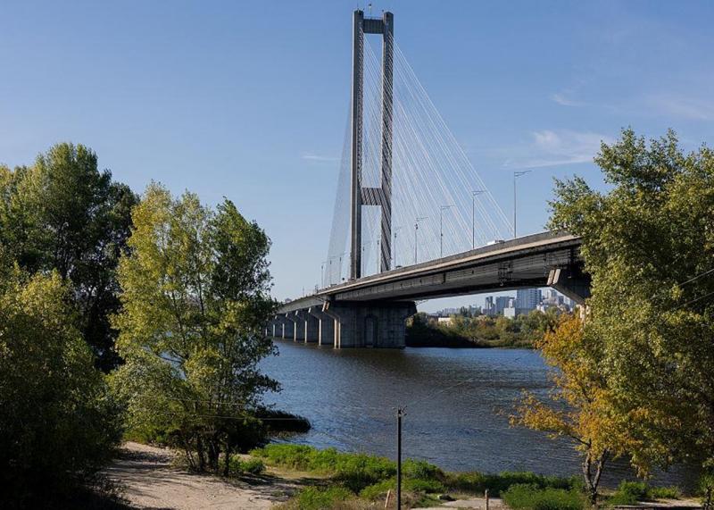 У Києві відновили автомобільний рух через Південний міст.