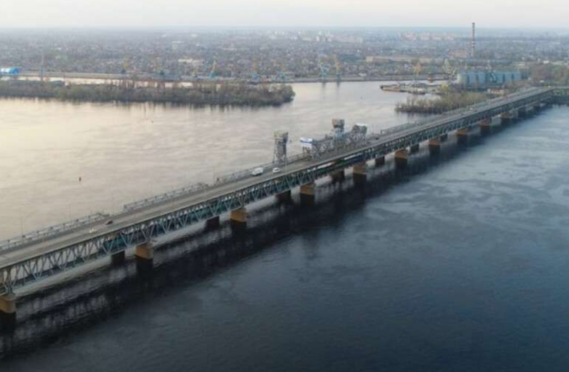 Південний міст у Дніпрі пройде через звуження на місяць: з 24 жовтня водіїв очікують обмеження руху.